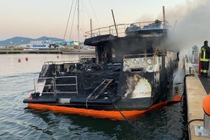 Lo yacht Siempre dopo l'incendio del 6 settembre all'interno del Marina di Olbia