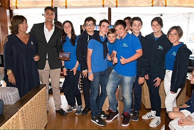 Il team completo del Tognazzi Marine Village che ha partecipato al Trofeo Challenge Alessandro Boeris Clemen in Sardegna, premiato come squadra più giovane in regata.