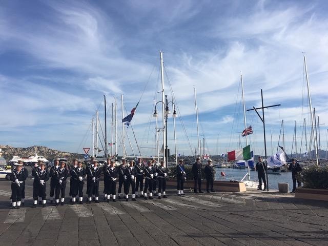 L’alza bandiera nel porto di Cala Gavetta eseguito dal picchetto armato della Marina Militare, ha aperto la XXXVII edizione del Campionato Nazionale Open J24