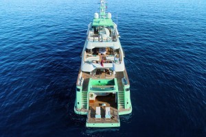 Latona un superyacht custom anche nella livrea dello scafo, un raffinato color azzurro turquoise