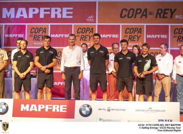 S.A.R. Felipe VI di Spagna premia Leigh McMillan e l'equipaggio di  INEOS Team UK per la vittoria overall del GC32 Racing Tour alla Copa del Rey MAPFRE