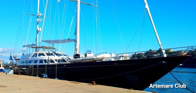 Il lussuoso maxi yacht a vela Tamarita ex Piropo IV a Porto Santo Stefano