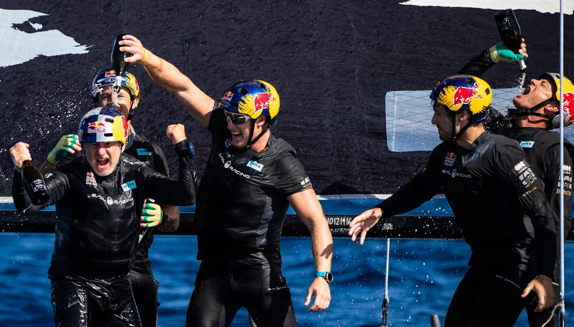 Si festeggia su Red Bull Sailing Team, Hagara e Steinacher tornano a vincere un Mondiale dopo 22 anni. Foto: GC32 Racing Tour / Sailing Energy