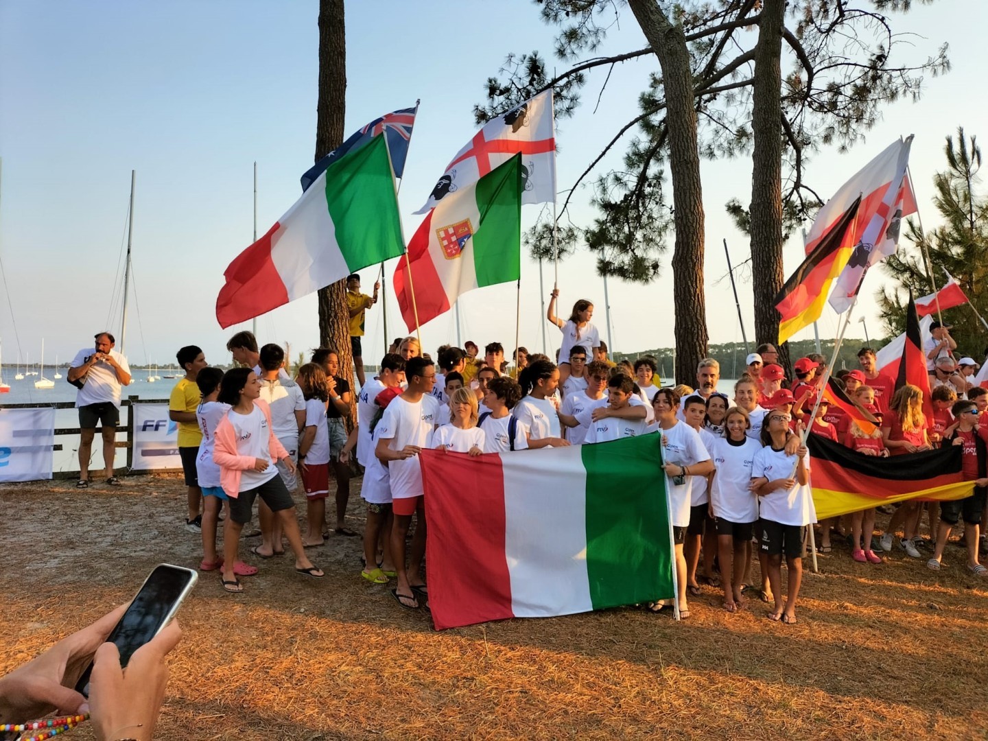 La delegazione italiana durante la cerimonia dei Mondiali Open Skiff in Francia