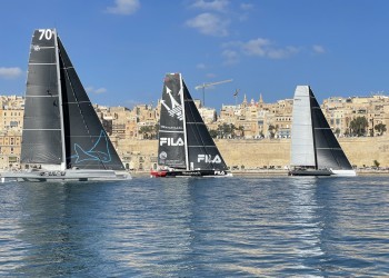 Maserati and Soldini against light winds at the start
